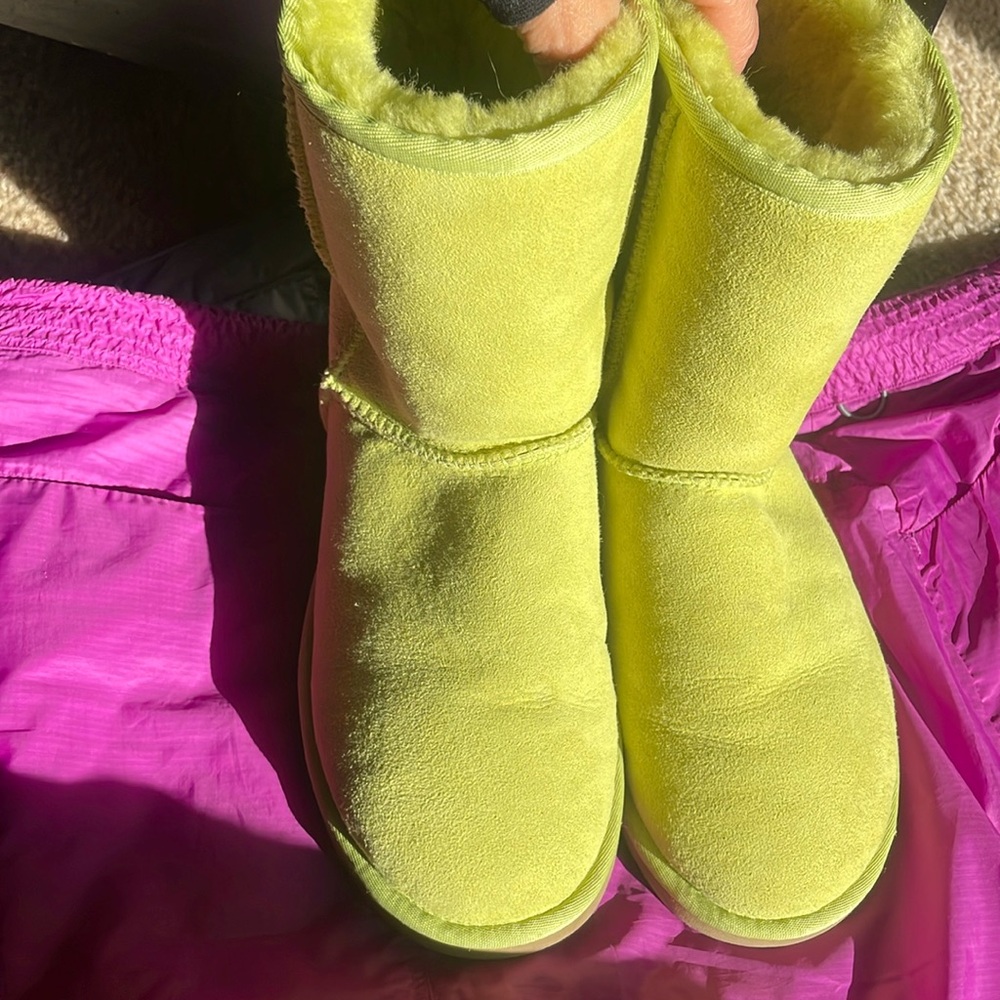 UGG  above ankle boots.💕 NEW
Size 6 w